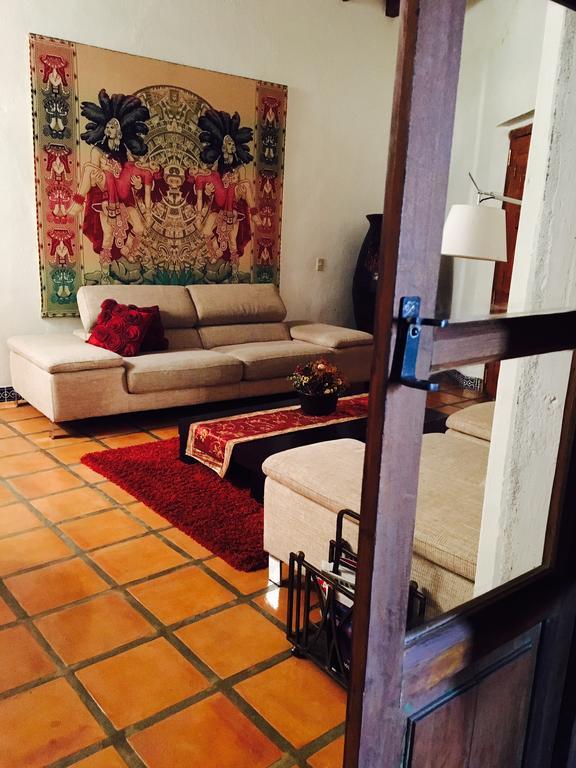 Suite con cama grande y balcón